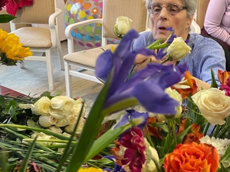 Thanks to the generosity of Trader Joe’s, residents on our north shore campus can enjoy a breath of springtime in the middle of winter. Trader Joe’s regularly donates fresh flowers to our campus which turn into fun activities for the residents. Here, Legacy residents get to enjoy flower arranging on a cold winter day.