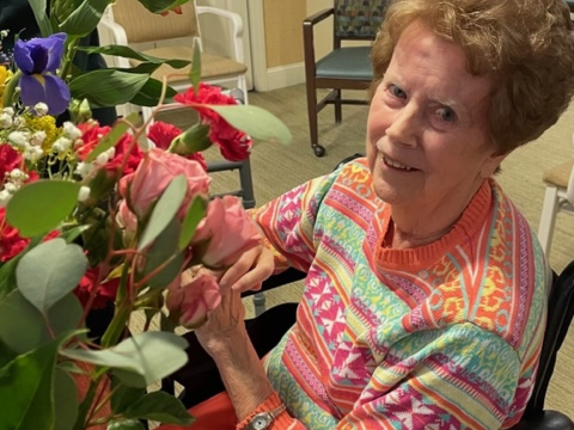 Thanks to the generosity of Trader Joe’s, residents on our north shore campus can enjoy a breath of springtime in the middle of winter. Trader Joe’s regularly donates fresh flowers to our campus which turn into fun activities for the residents. Here, Legacy residents get to enjoy flower arranging on a cold winter day.